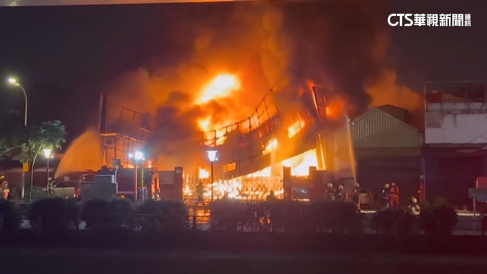 板橋鐵皮違建大火　53輛消防搶救　幸無人傷