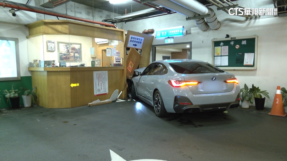 進口車暴衝撞停車場管理室　保全一度受困