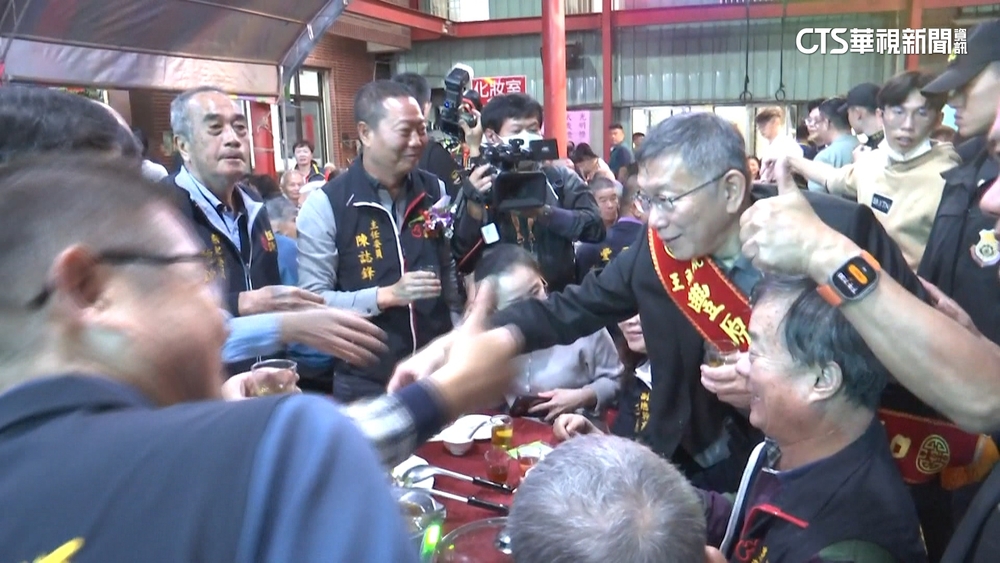 前進台中參拜宮廟　柯文哲逐桌敬酒爭取選票