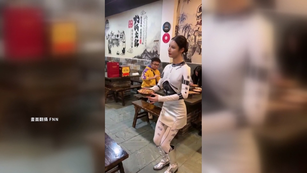 中國重慶火鍋店「美女機器人」　會端菜.還能敬酒