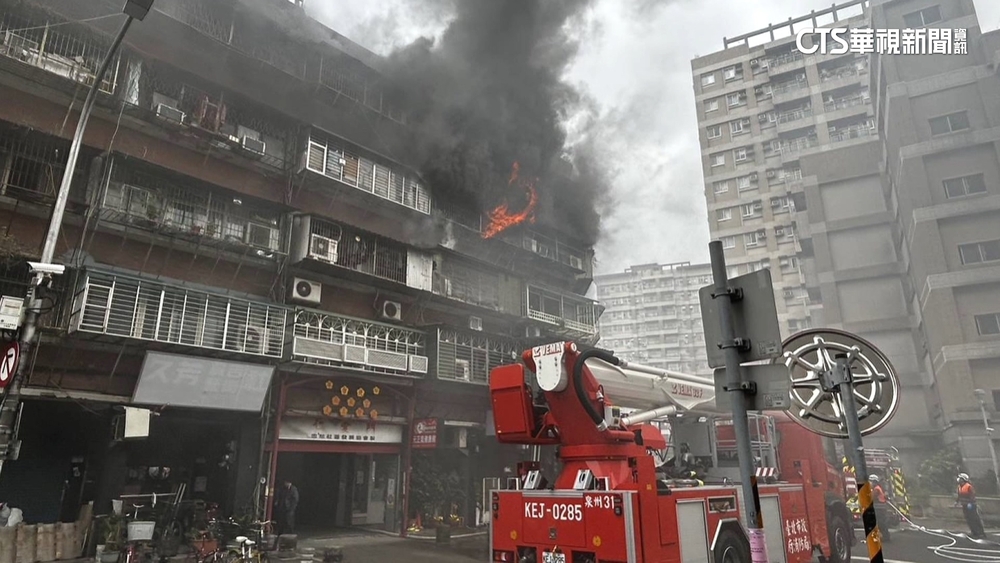 北市南機場國宅失火！　警消破門驚見1焦屍