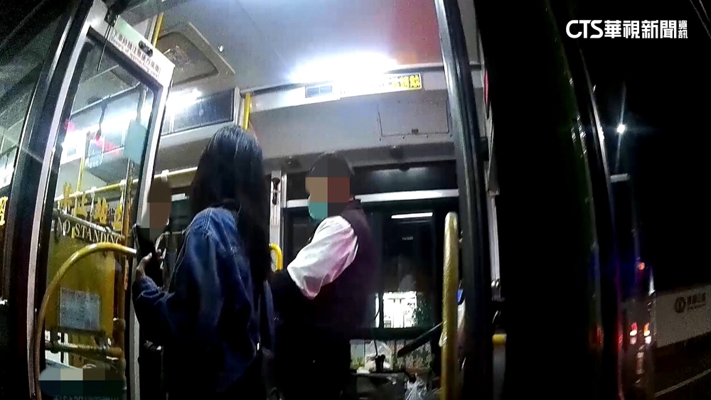 處處溫情！星國情侶丟護照　警查公車動態5分追回