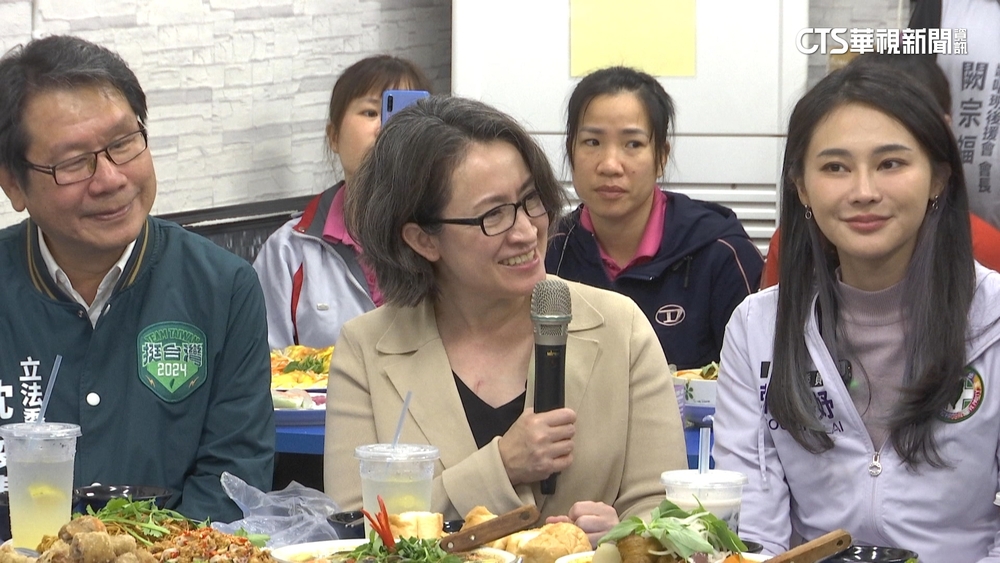 「戰貓連線」！蕭美琴帶小雞　合體賴品妤嘗越南小吃