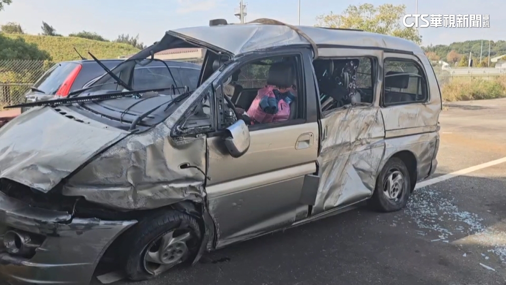 疑施工出包勾到高架電纜！　墜國道釀7車追撞