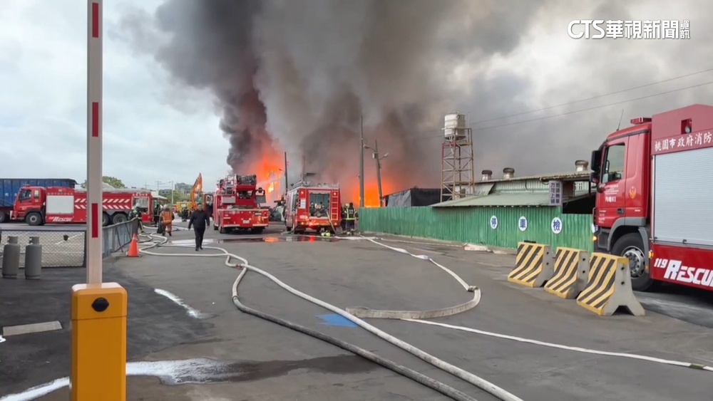 桃園「資收場」大火黑煙狂竄　消防緊急灌救幸無人傷