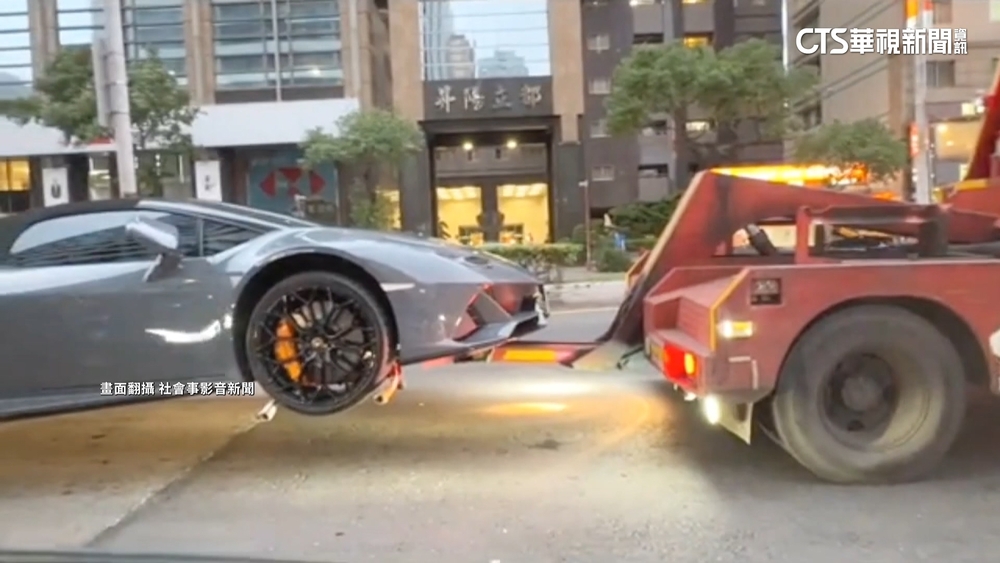 1600萬超跑「小牛」紅線違停　警10分鐘火速拖吊