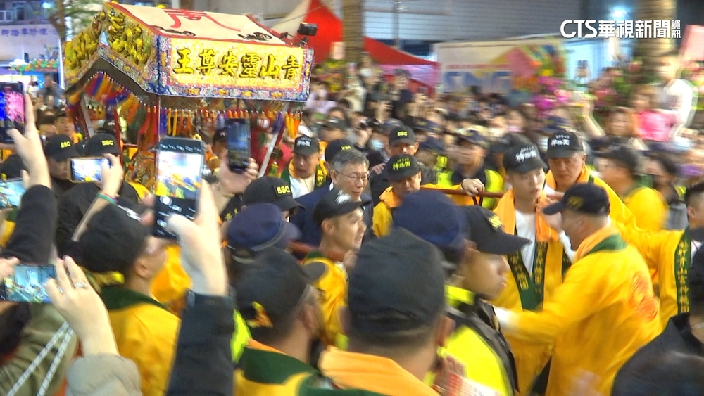 參加青山宮夜巡　柯：感謝萬華鄉親疫情三年的付出