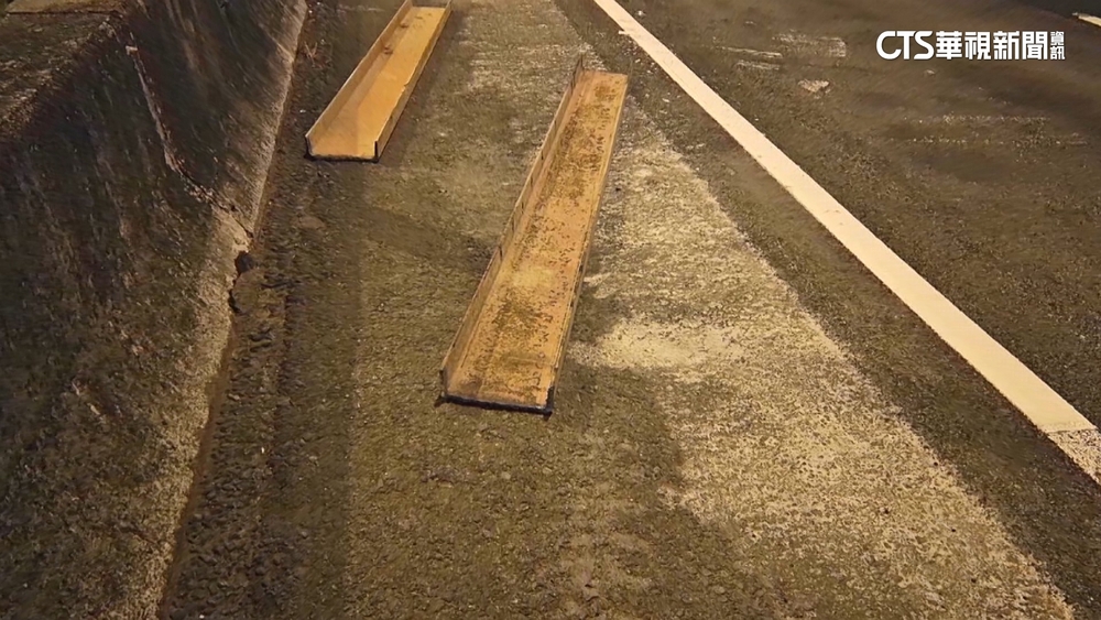 國道一掉落3根H型鋼梁　波及43車「排隊等拖吊」