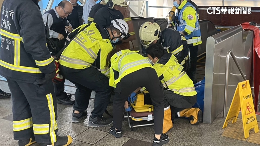 搭手扶梯搬耶誕樹「太高」　男受困板橋捷運站