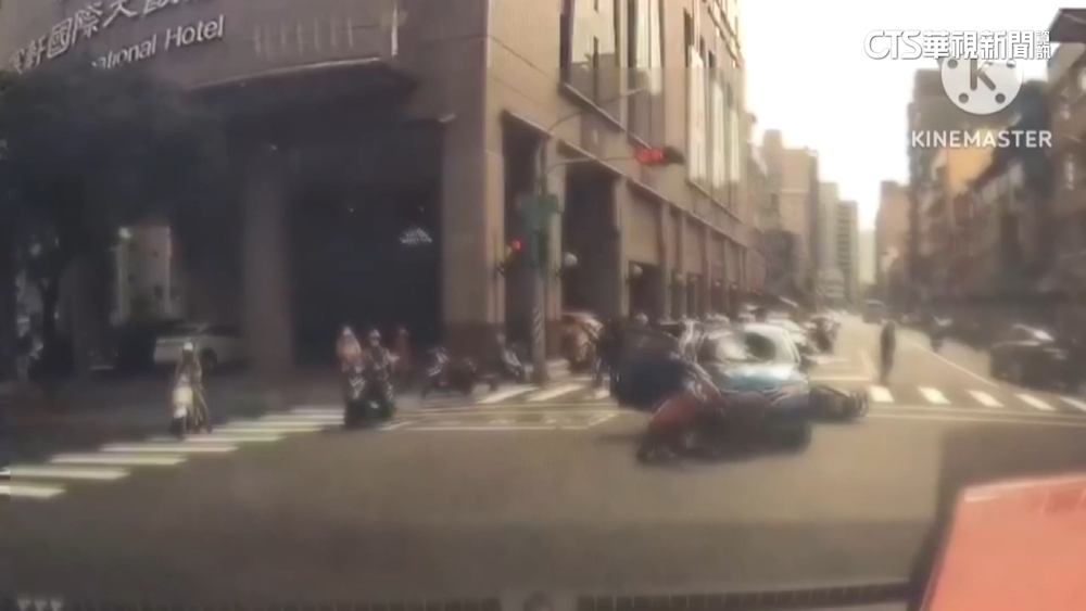 男駕駛癲癇發作連撞3騎士　同車母急下跪道歉