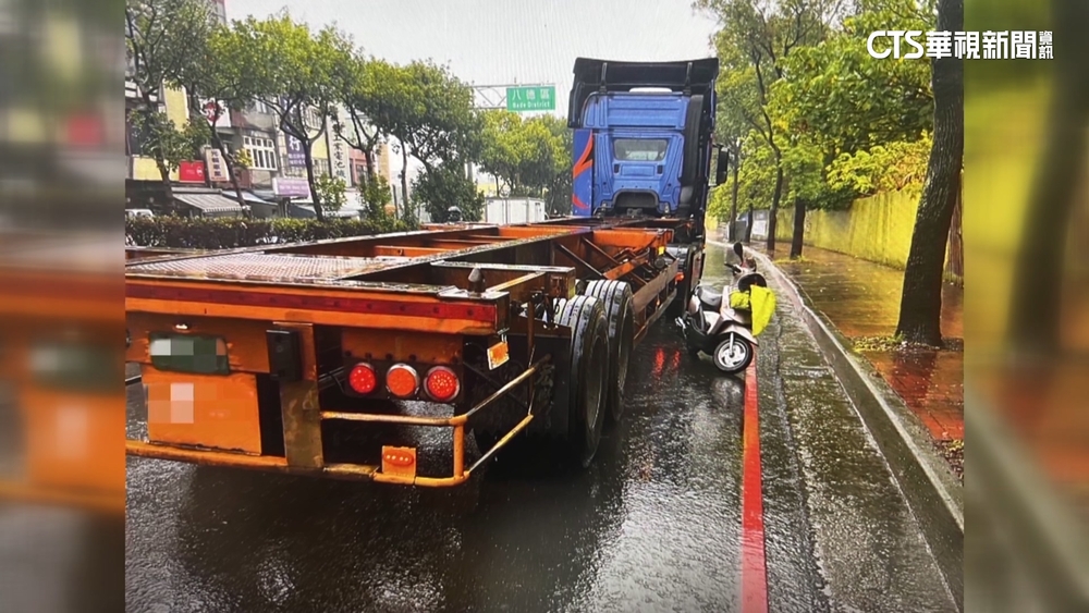 桃園中壢拖板車撞機車　乘客遭輾當場死亡