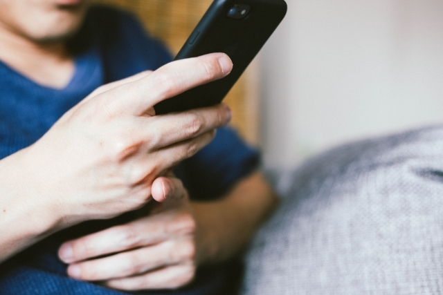 男子聽到女友被笑「有股媽媽味」，便決定刪除與對方在社群媒體的合照。示意圖／翻攝自photoAC