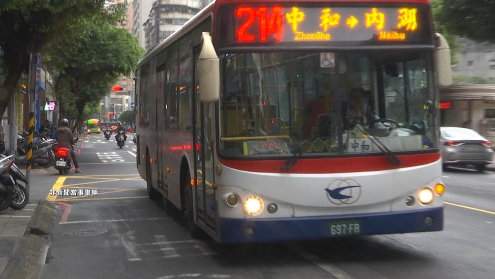 不友善！父揹孩下公車「無人讓刷卡.司機秒發車險摔」