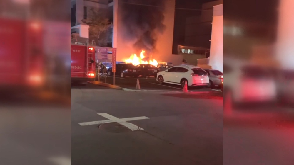 台南安平停車場火燒4車　警調監視器追「火源」