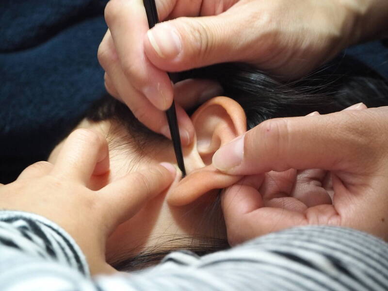 習慣掏耳朵？ 醫直言沒必要：恐造成「5傷害」