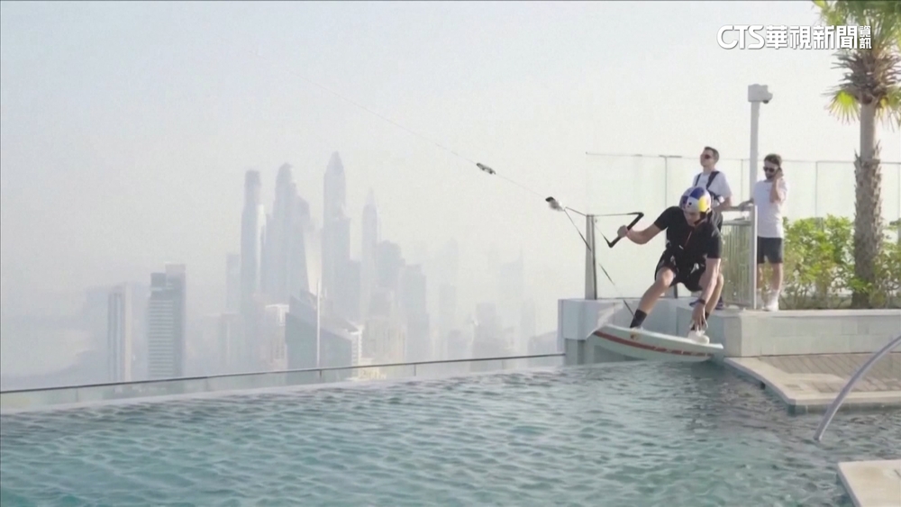 極限滑水結合跳傘　挑戰「77樓高」準確降落海灘