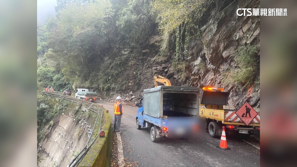 台七線蘇樂路段大規模坍方　工務人員驚險躲落石