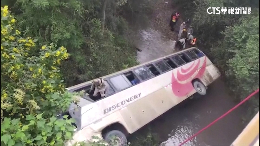 宏都拉斯巴士撞橋翻覆　至少12死20多人受傷