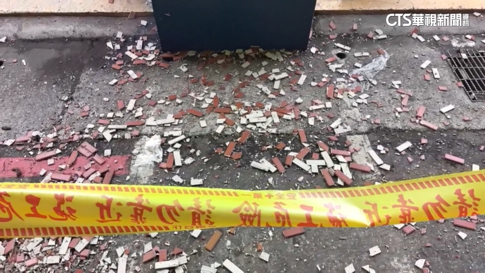北市內湖737巷「磁磚雨」狂砸　民眾驚魂嚇掩頭！