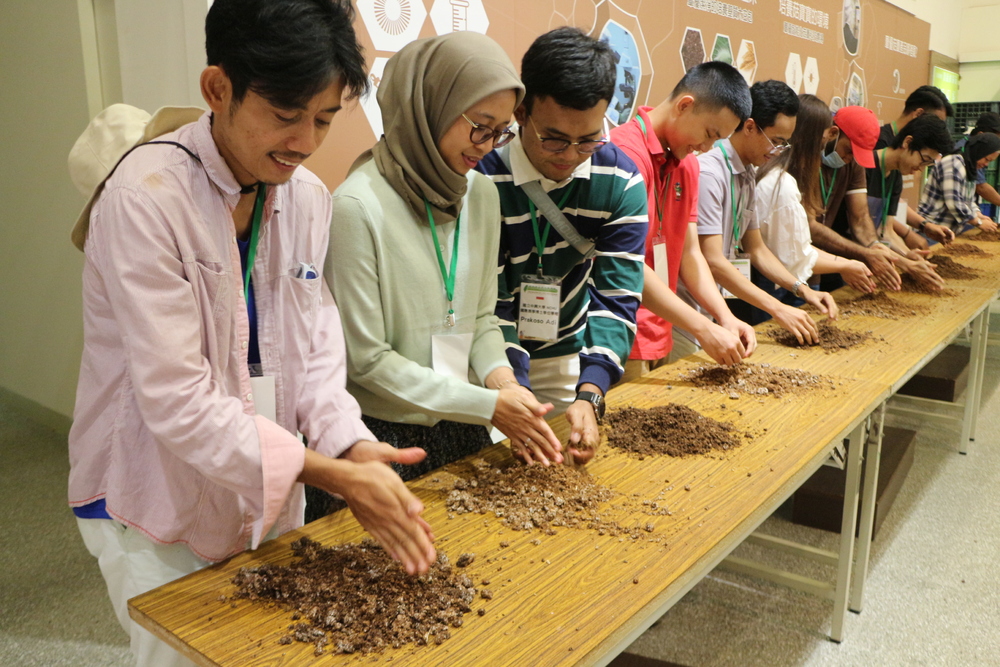 於「蘑菇部落」參訪智能生產廠區，並進行種菇體驗。