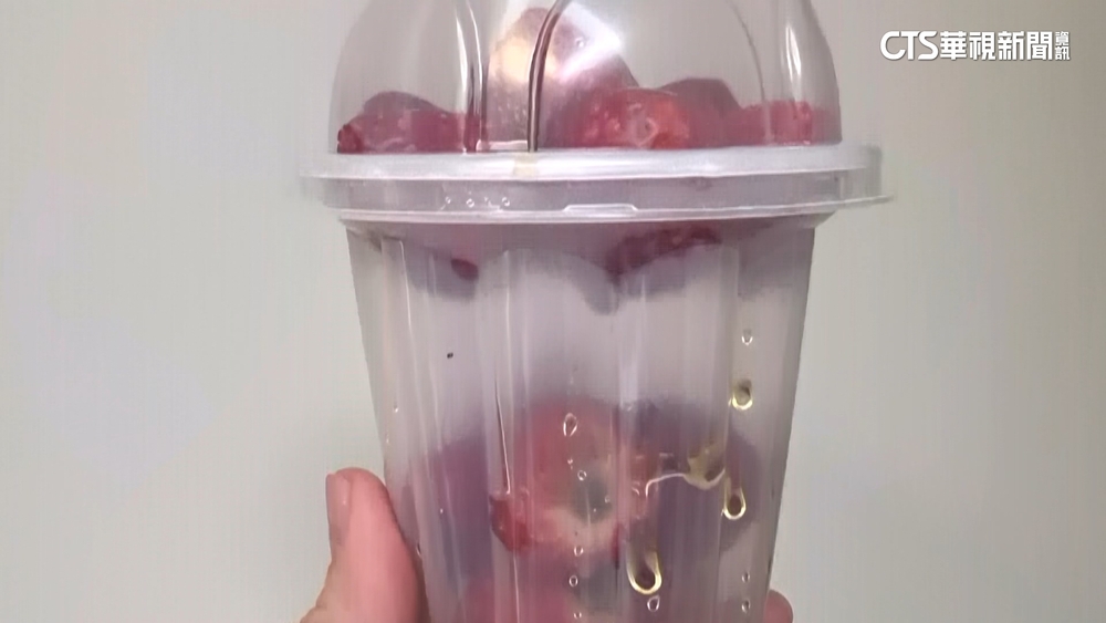 夜市90元草莓杯竟「中空」　攤商歉：產地1斤500