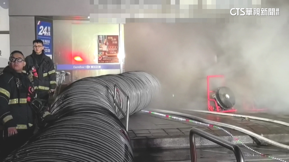 桃園中壢一間賣場傳出火災，警消人員獲報後緊急前往撲滅。圖／資料照