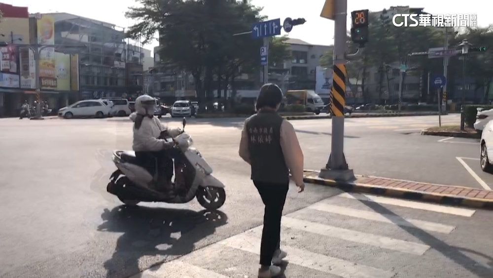 台南西門圓環好危險　「視線死角」行人險遭撞