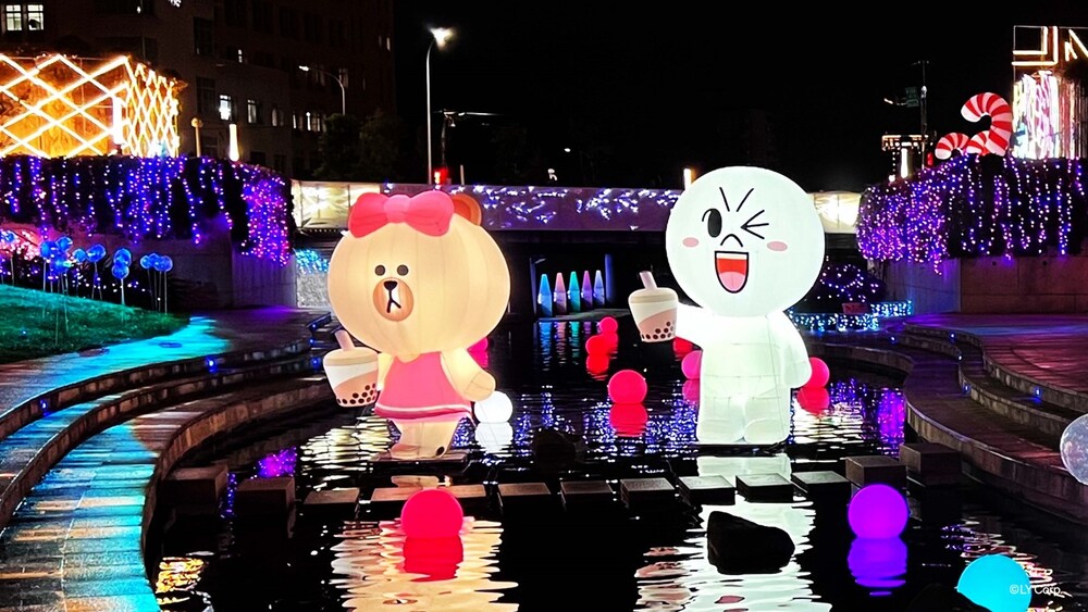 熊美與饅頭人手拿珍珠奶茶，代表「珍愛美滿」。圖／台中市新聞局提供