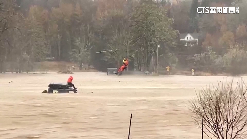 美華盛頓淹水成災　軍警派直升機救5人畫面曝