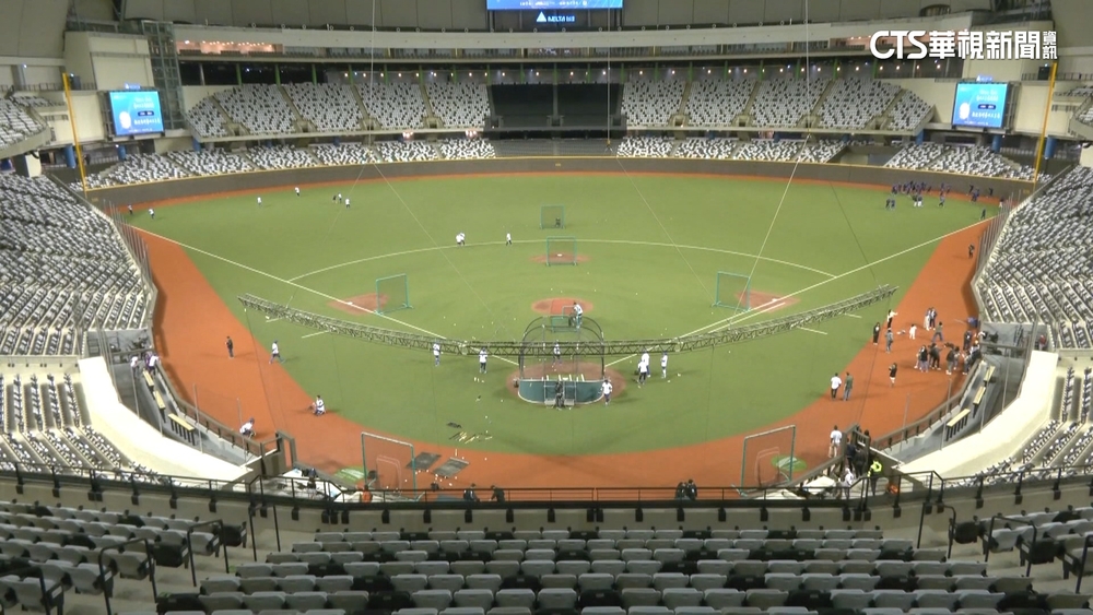 大巨蛋變「迷宮」？　一家4口受困神祕空間