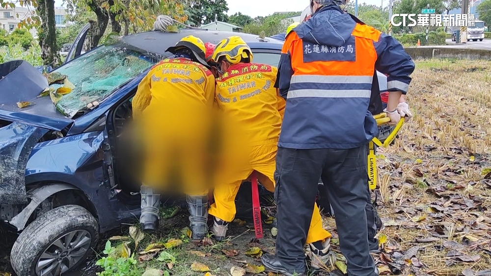 疑未注意前方車況　校護閃車衝田裡撞樹亡