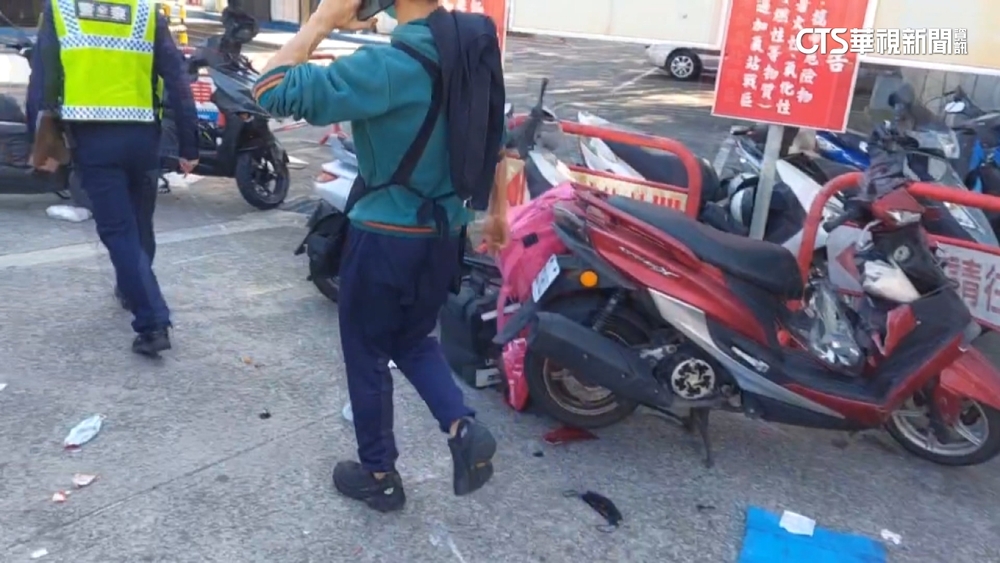 疑早市收攤累翻　攤販開車撞待轉車7人傷