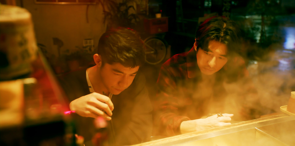 「東坡 CP」深夜吃宵夜談心，傅孟柏（右）試探王柏傑的殺手身份，兩人之間瀰漫著無法說破的矛盾心情。