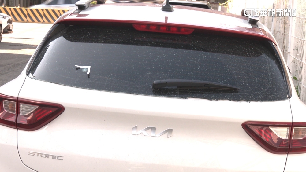 砰！　車停台中高鐵旁　疑遭槍擊車身驚現「3彈孔痕」