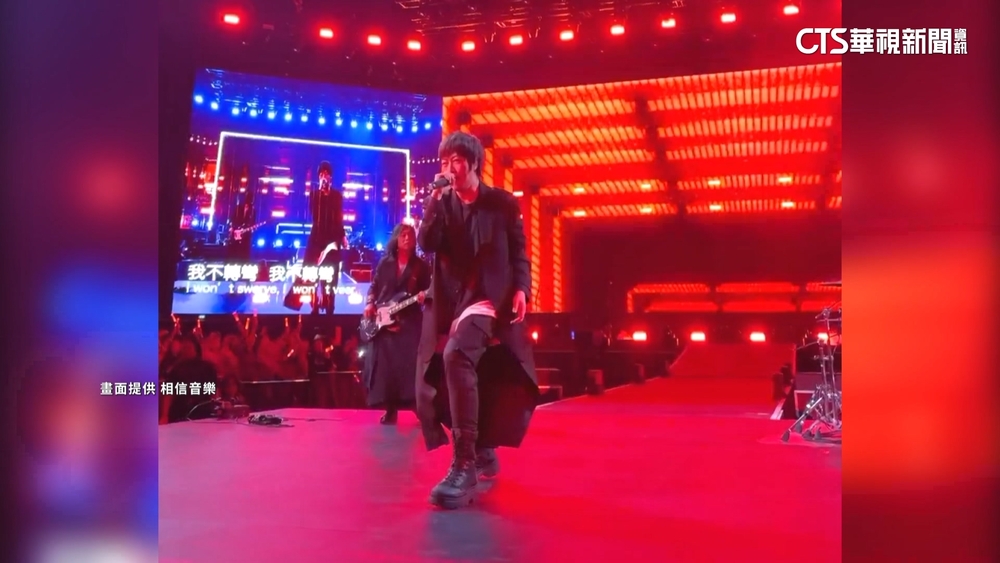 駁假唱！　五月天巴黎演唱會全程直播　「甩麥」互動