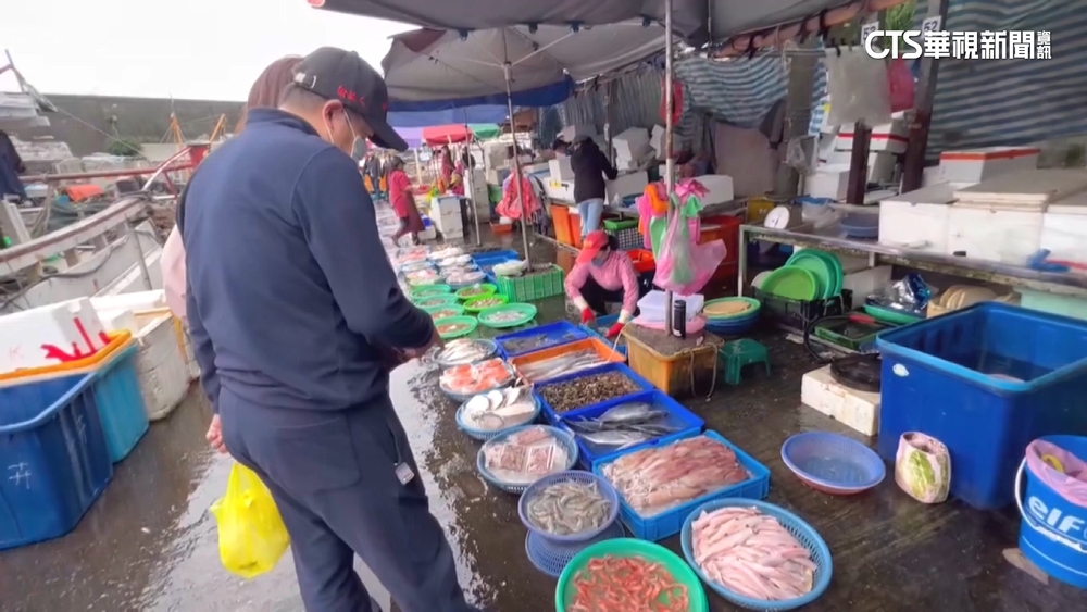 警依法取締　大溪漁港「現撈仔攤」年底恐清空