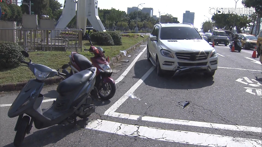 北投奪命車禍！　賓士撞4機車　騎士遭壓車底亡