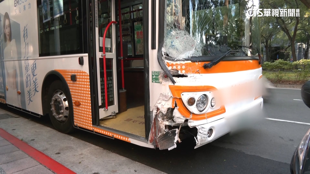 悚！公車變換車道不慎連撞3車　3輕傷送醫