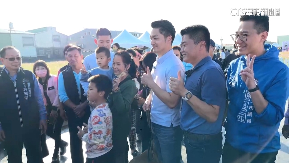 顏寬恒偕蔣萬安吸引婆媽　林靜儀合體蔡易餘拉票