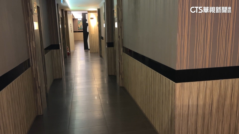 開錯門？女客油壓被看光　控男「嘻皮笑臉」道歉