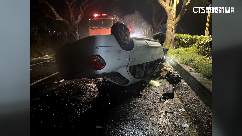 台南小客車自撞翻滾起火　駕駛拋飛6米外身亡