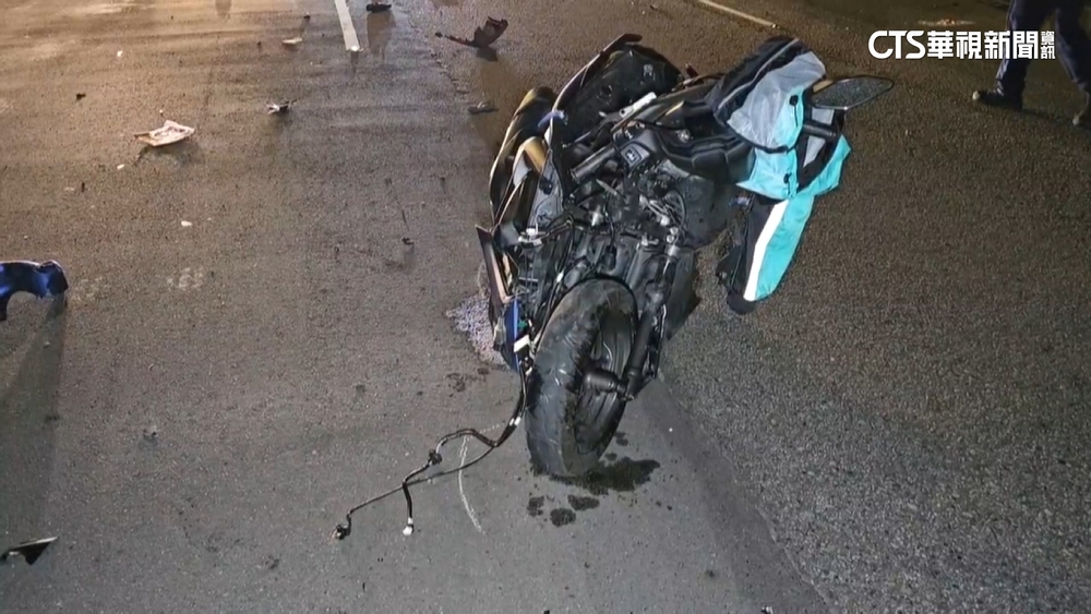 機車逆向猛撞轎車　騎士倒地送醫急救不治