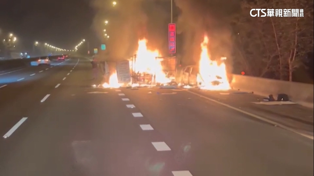 彰化國1火燒車　兩車追撞燒成火球　3人倉皇逃1傷