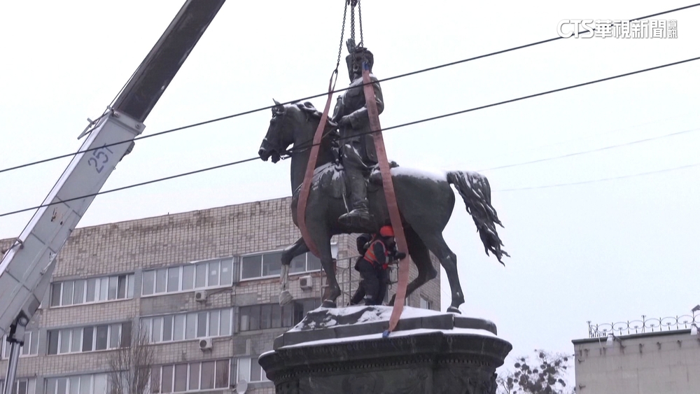 烏克蘭去除俄羅斯印記　拆除紅軍將領雕像