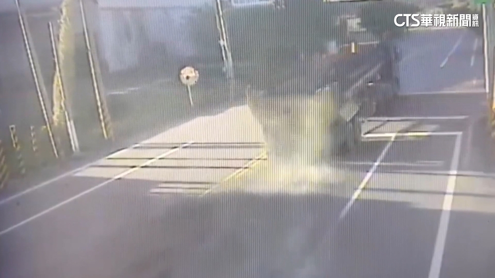 砂石車「邊開邊卸貨」　砂石散落綿延道路近2公里