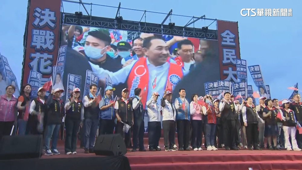 破冰！侯康花蓮萬人大造勢　馬英九緊握傅崐萁手