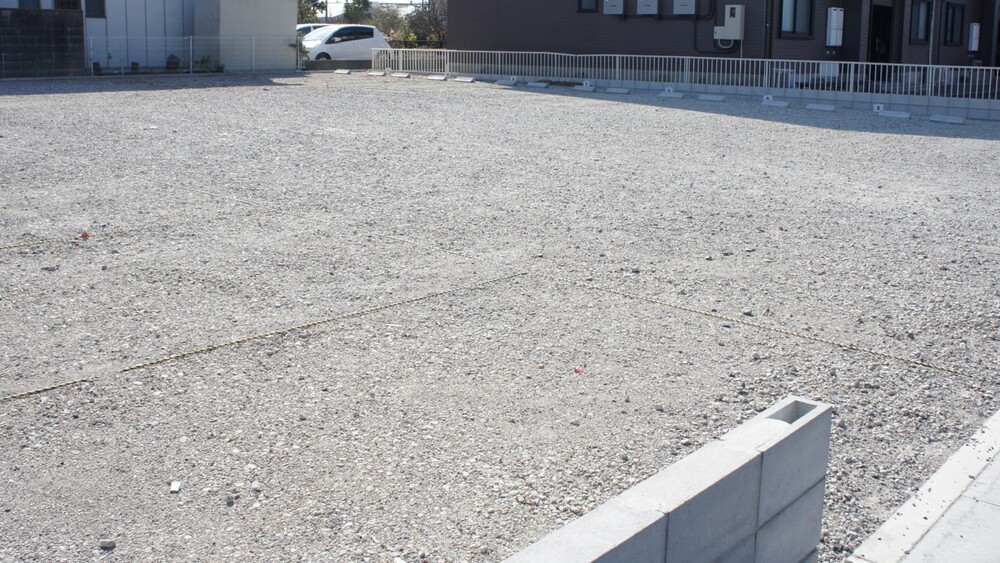 惡鄰長期霸占空地停車　她裝鐵門反遭嗆：找立委來喬