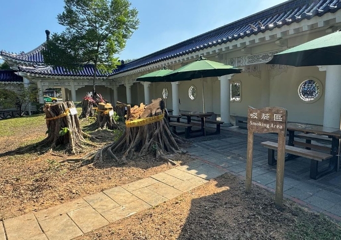 藝人邰智源質疑，中正紀念堂為了設吸菸區而砍樹。圖／翻攝自邰智源IG ＠taitaihome