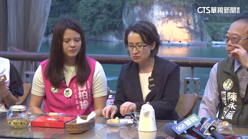 蕭美琴力挺曾柏瑜! 同訪碧潭吊橋大啖特色美食