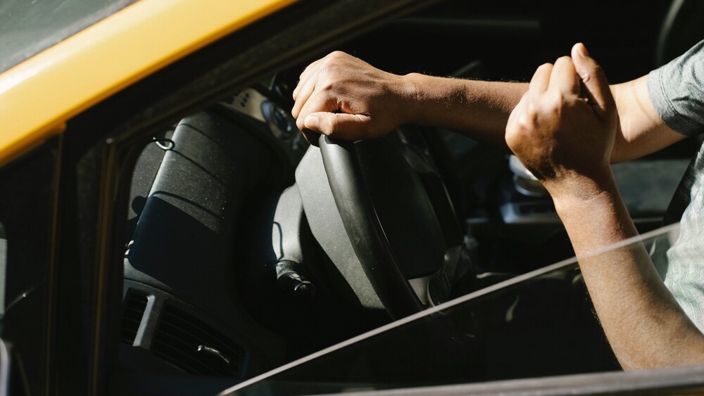 載酒醉「妙齡女」起色心　司機性侵挨告才知「是男的」